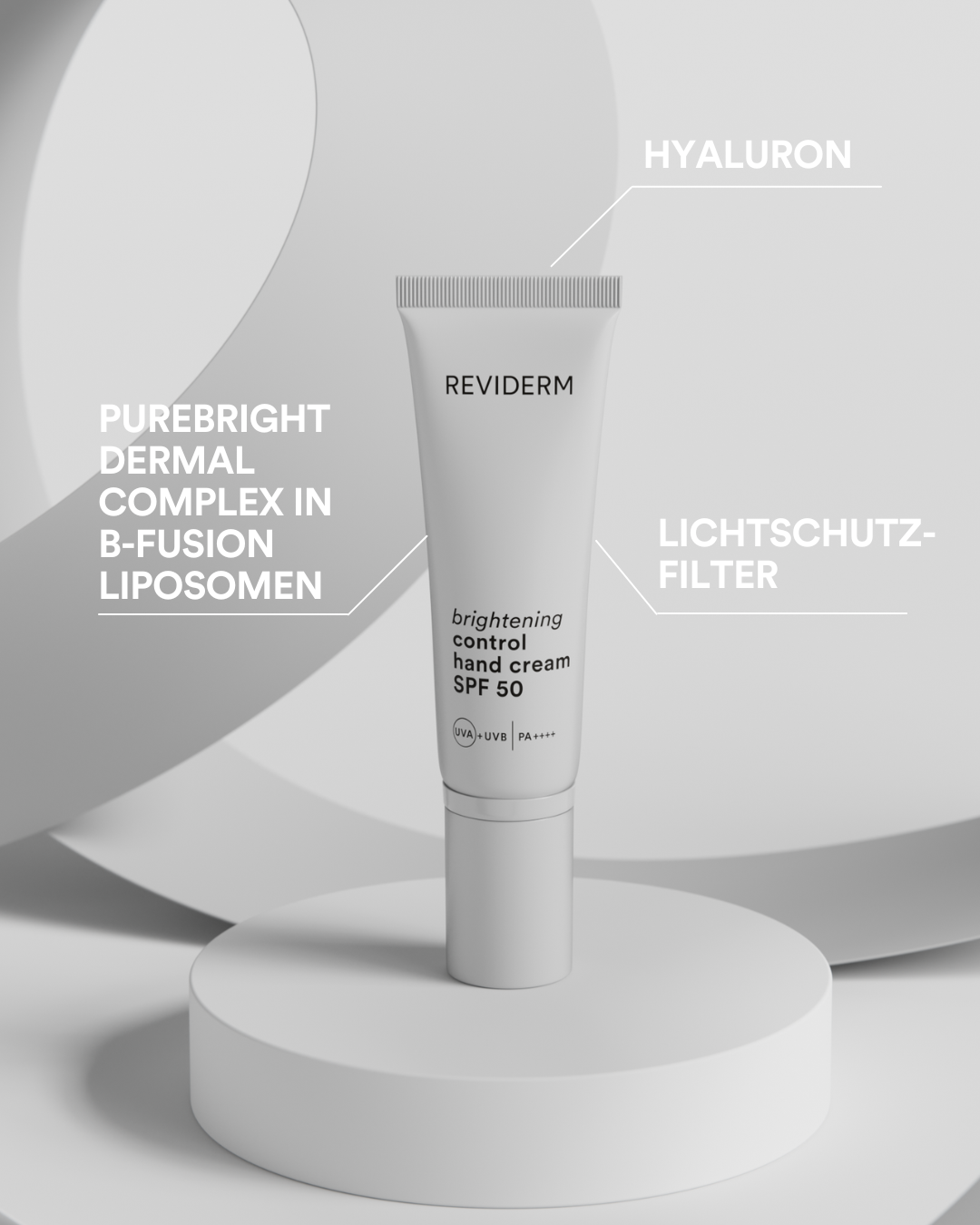 Produktbild von brightening control hand cream mit wichtigen Inhaltsstoffen: Hyaluron, Lichtschutzfilter und Purebright dermal compley in -Fusion Liposomen